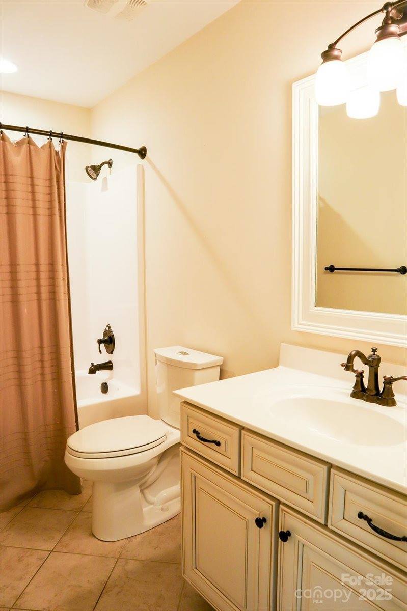 1215 39th Avenue NE, Hickory, NC 28601