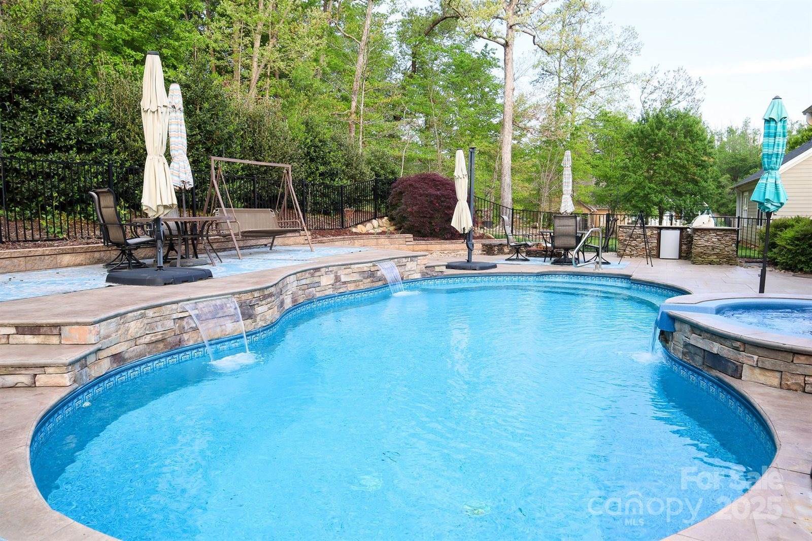 1215 39th Avenue NE, Hickory, NC 28601