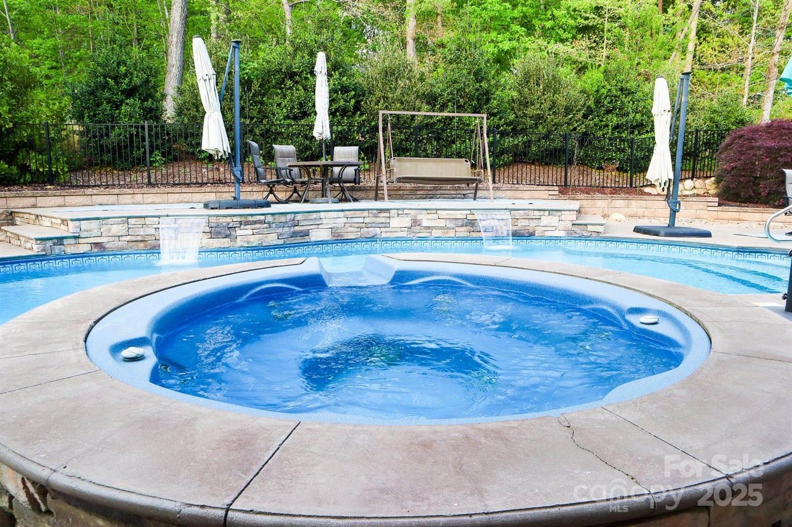 1215 39th Avenue NE, Hickory, NC 28601