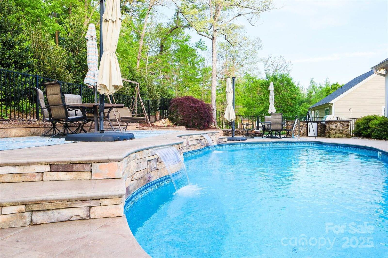 1215 39th Avenue NE, Hickory, NC 28601