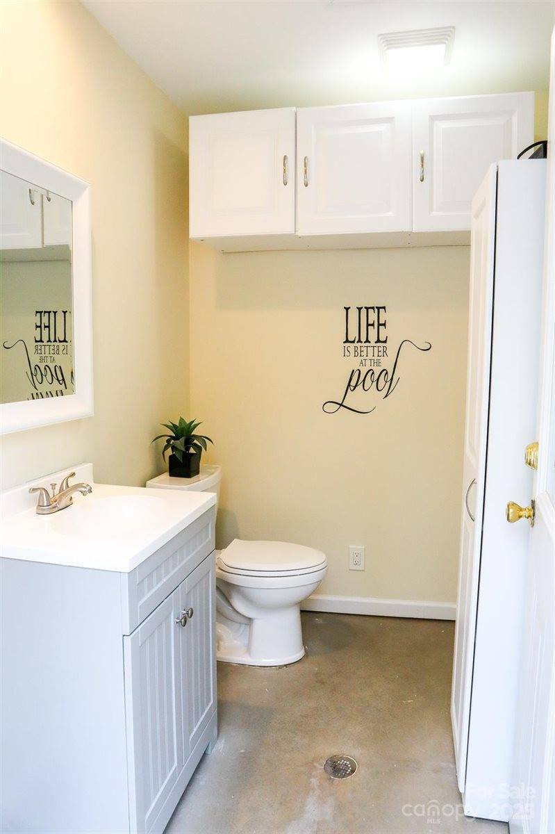 1215 39th Avenue NE, Hickory, NC 28601