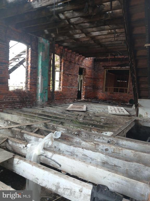 327 Pennell St Alley, Chester, PA 19013