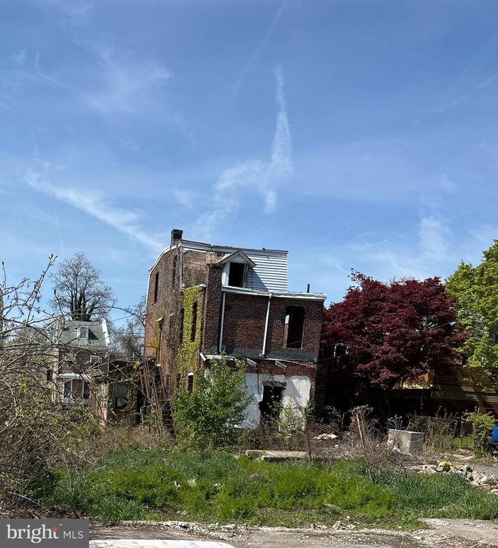 327 Pennell St Alley, Chester, PA 19013