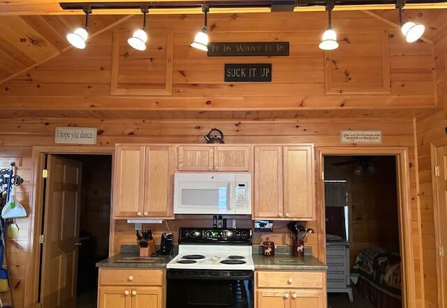 28 Valentine Lane, Dexter, ME 04930