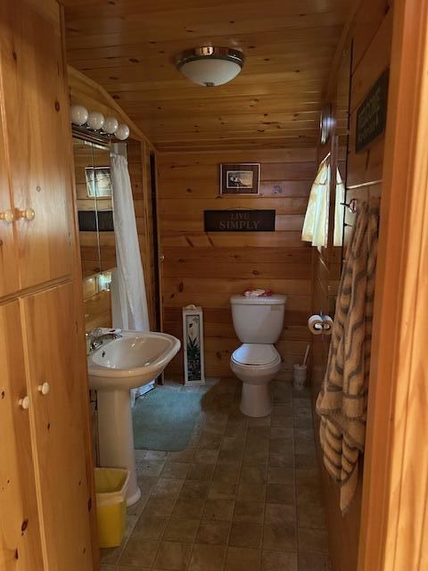 28 Valentine Lane, Dexter, ME 04930