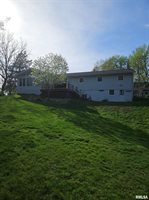 914 32ND Avenue Court, Moline, IL 61265