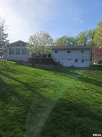 914 32ND Avenue Court, Moline, IL 61265