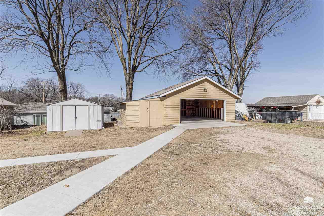 215 16th Street, Ogden, KS 66517