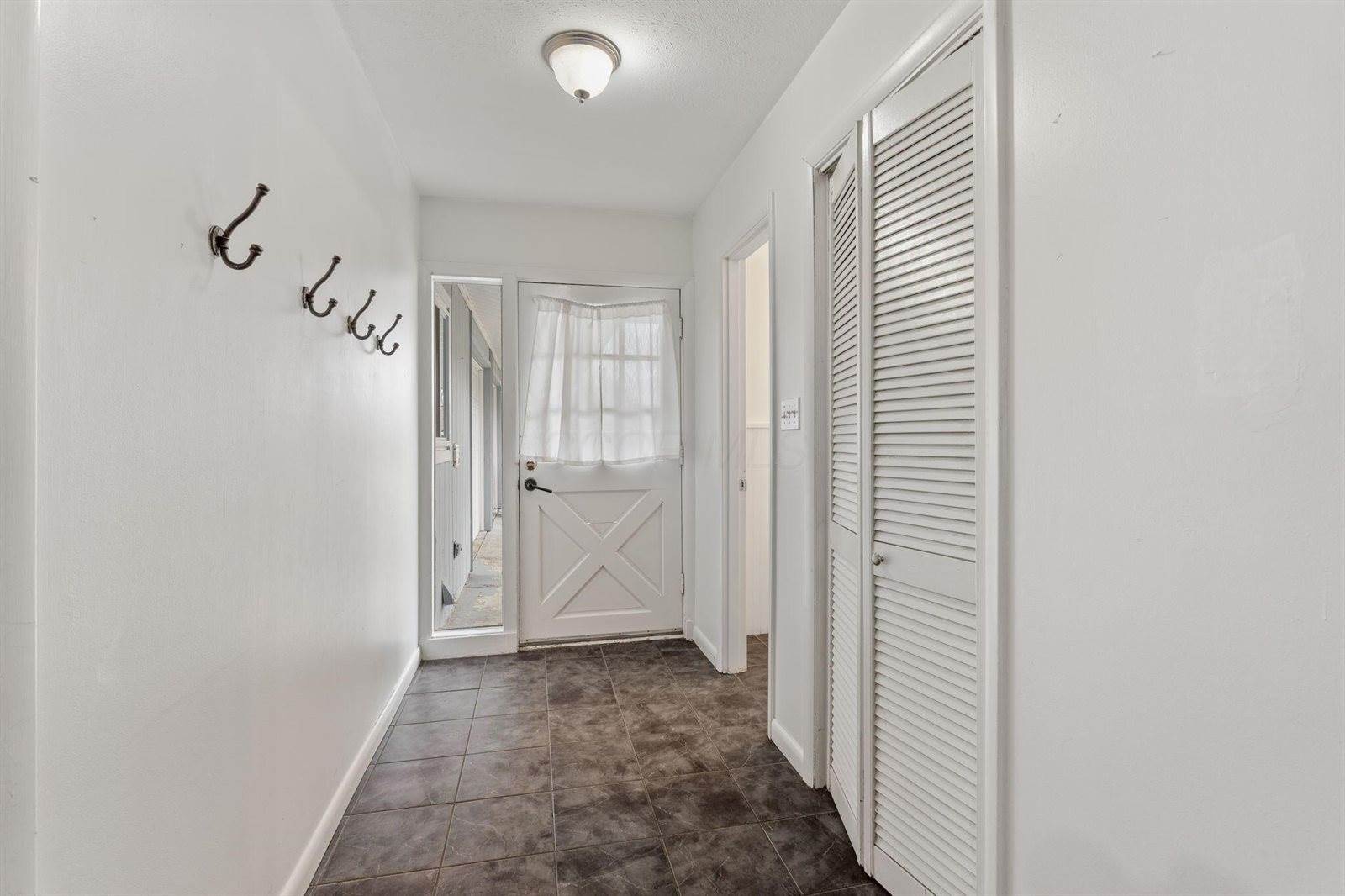 3318 Darbyshire Drive, Hilliard, OH 43026