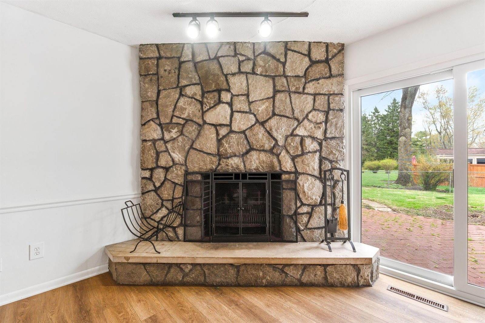 3318 Darbyshire Drive, Hilliard, OH 43026