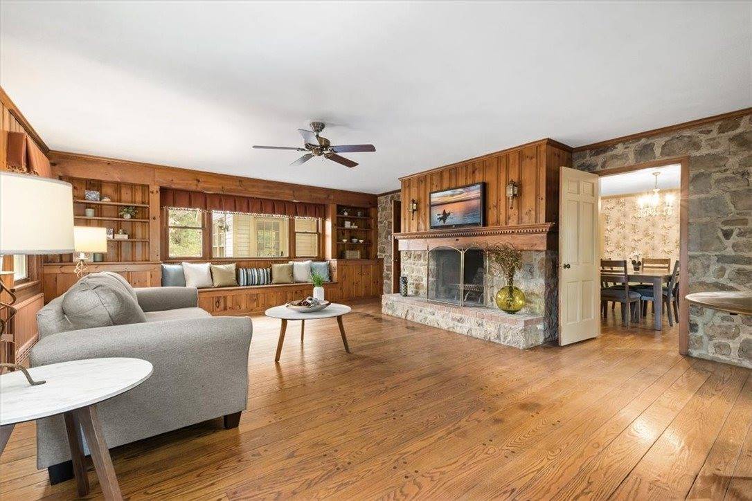 2013 Murdstone Rd, Upper Saint Clair, PA 15241