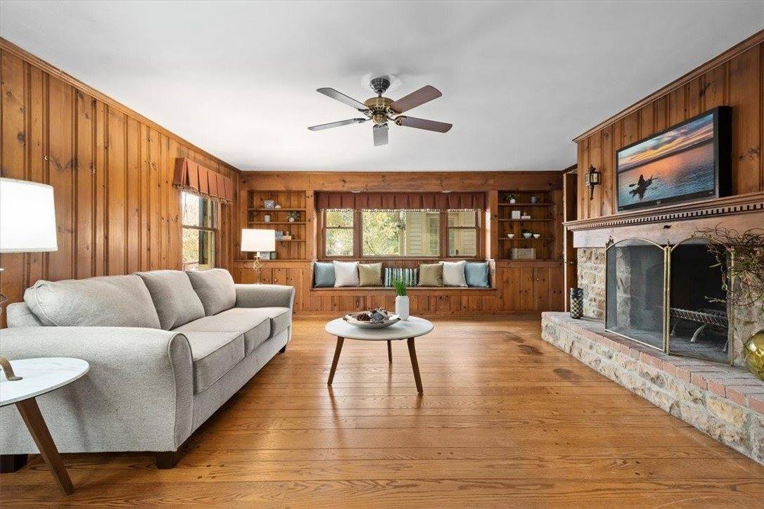 2013 Murdstone Rd, Upper Saint Clair, PA 15241