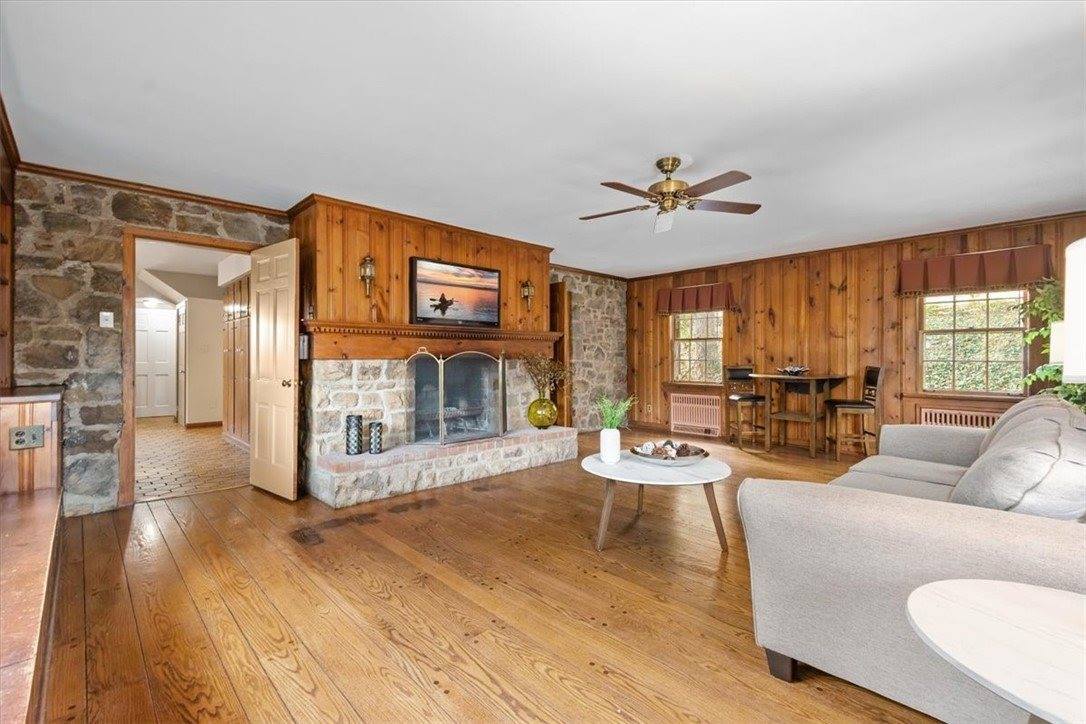 2013 Murdstone Rd, Upper Saint Clair, PA 15241