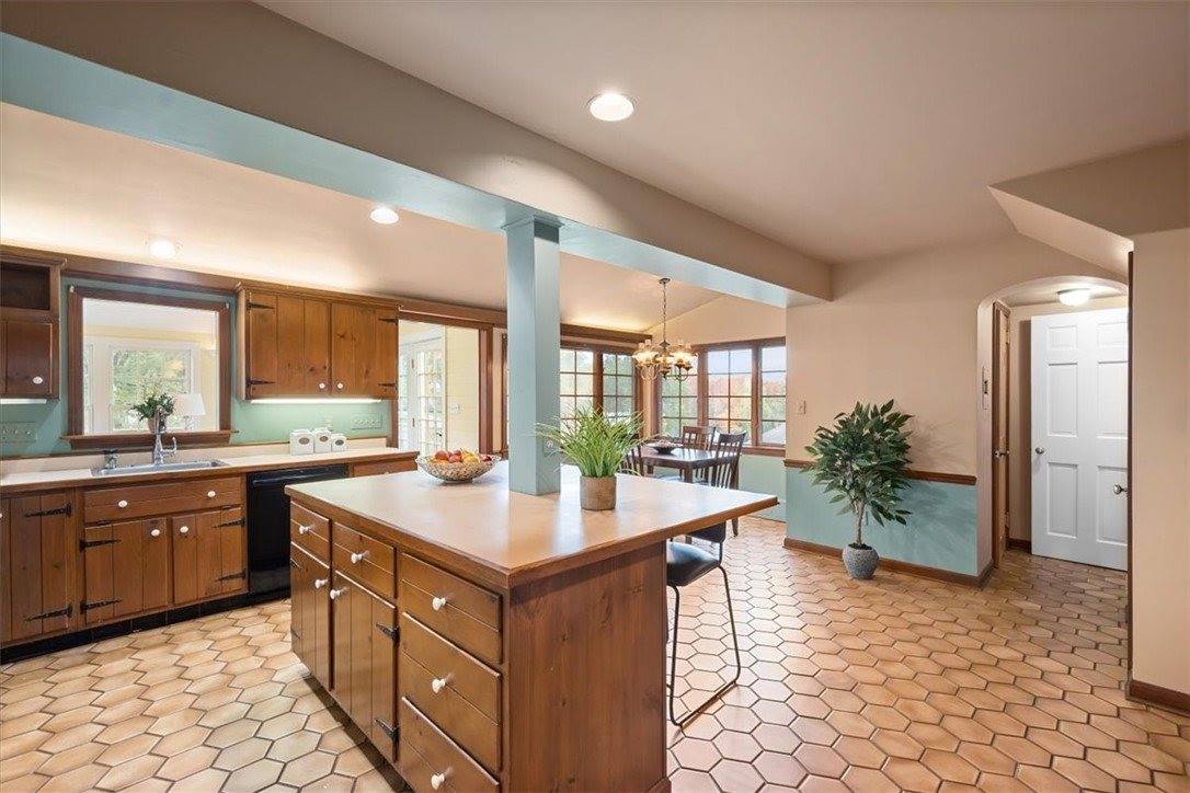 2013 Murdstone Rd, Upper Saint Clair, PA 15241