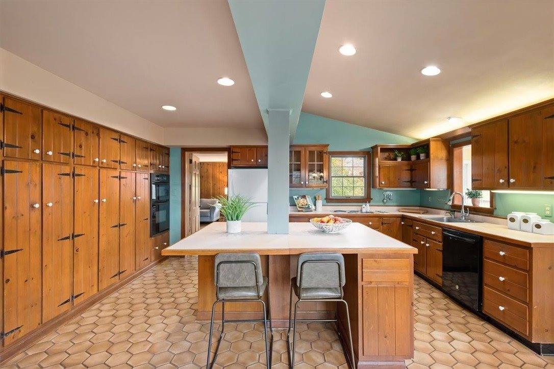 2013 Murdstone Rd, Upper Saint Clair, PA 15241