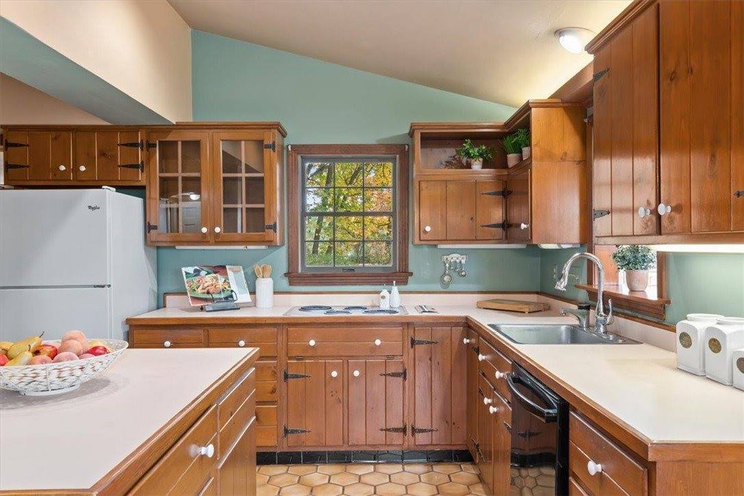 2013 Murdstone Rd, Upper Saint Clair, PA 15241