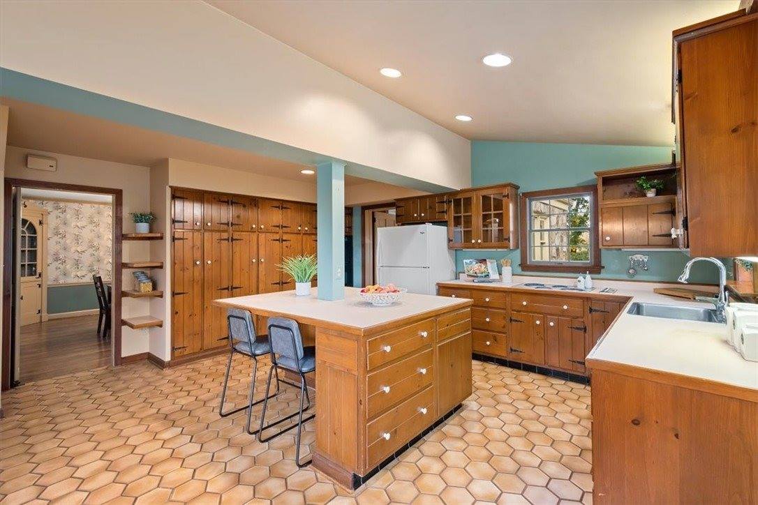 2013 Murdstone Rd, Upper Saint Clair, PA 15241