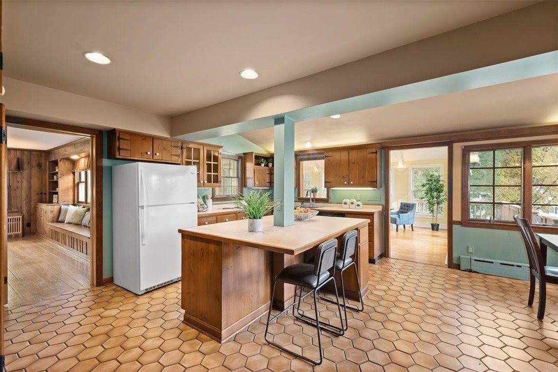 2013 Murdstone Rd, Upper Saint Clair, PA 15241