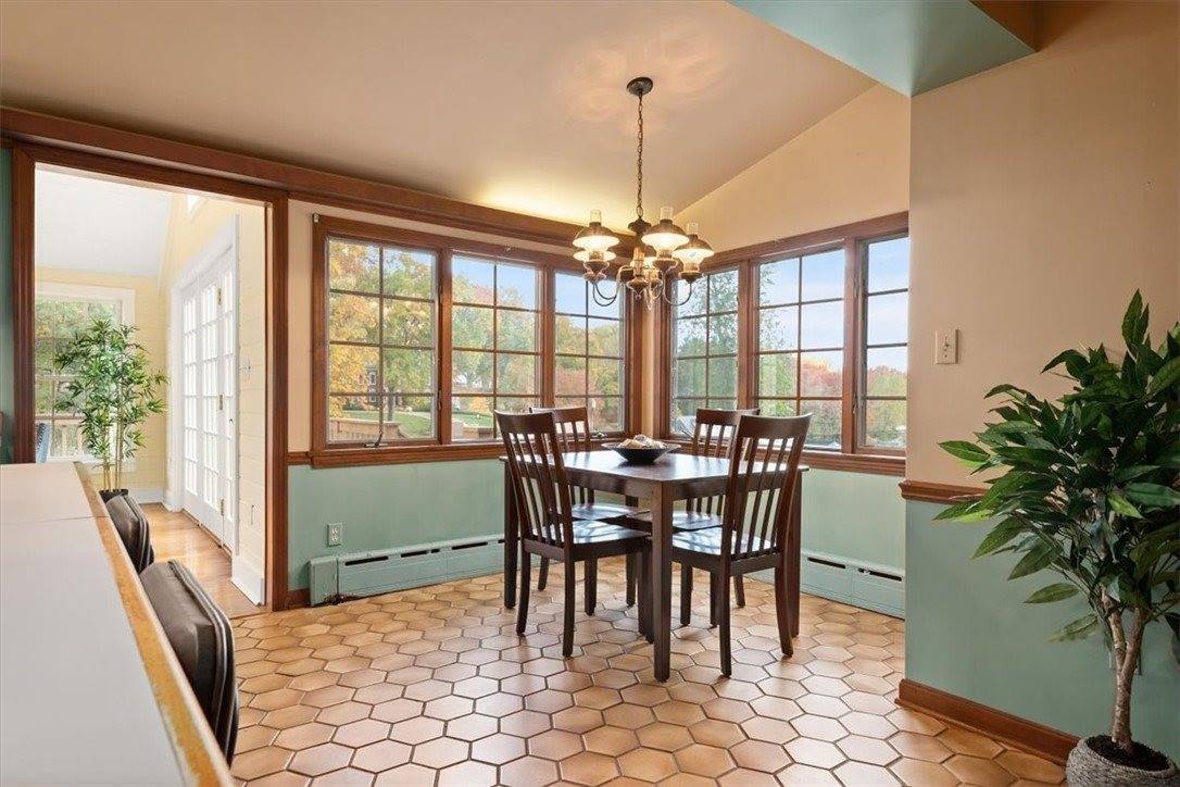 2013 Murdstone Rd, Upper Saint Clair, PA 15241