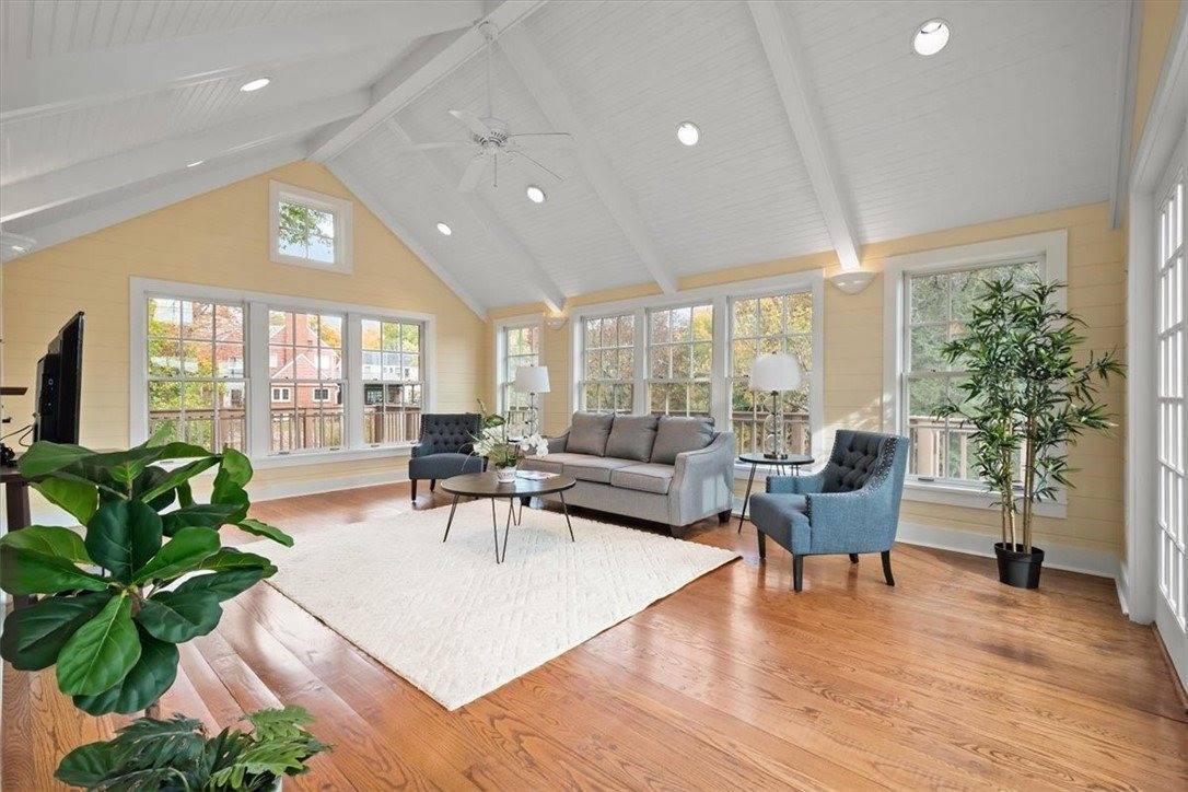 2013 Murdstone Rd, Upper Saint Clair, PA 15241