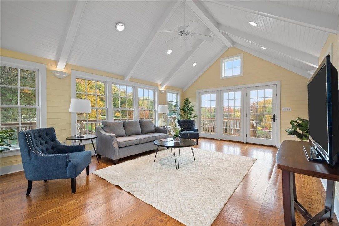 2013 Murdstone Rd, Upper Saint Clair, PA 15241