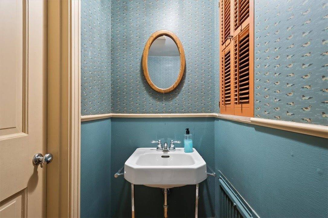 2013 Murdstone Rd, Upper Saint Clair, PA 15241