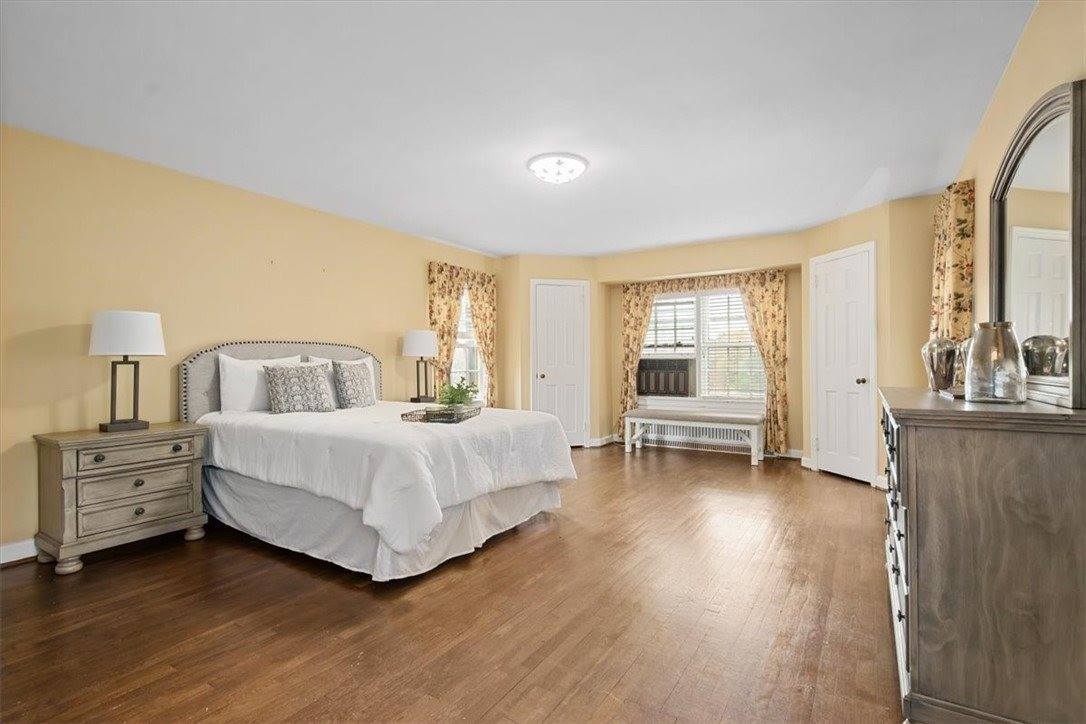 2013 Murdstone Rd, Upper Saint Clair, PA 15241