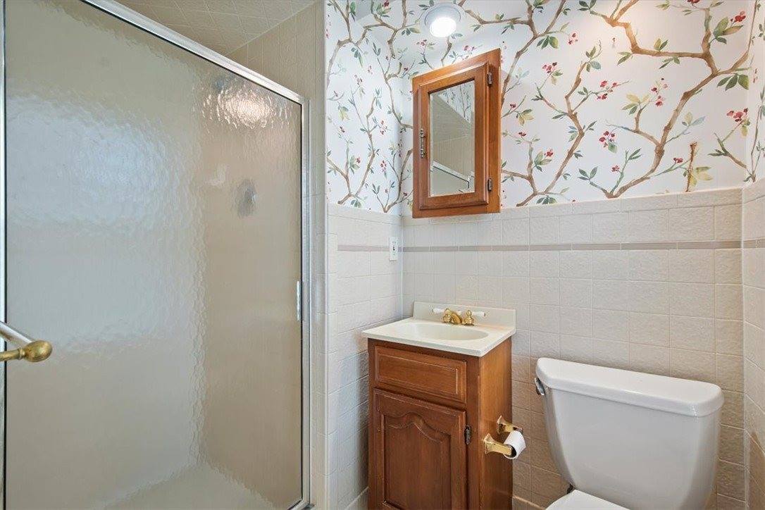 2013 Murdstone Rd, Upper Saint Clair, PA 15241