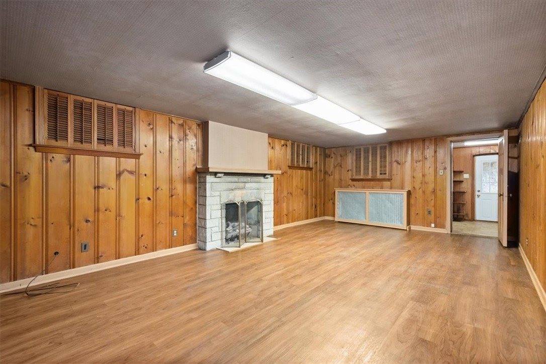 2013 Murdstone Rd, Upper Saint Clair, PA 15241