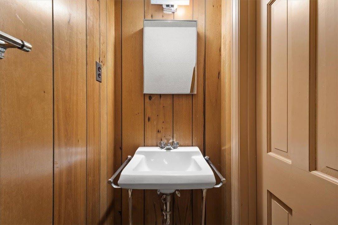 2013 Murdstone Rd, Upper Saint Clair, PA 15241