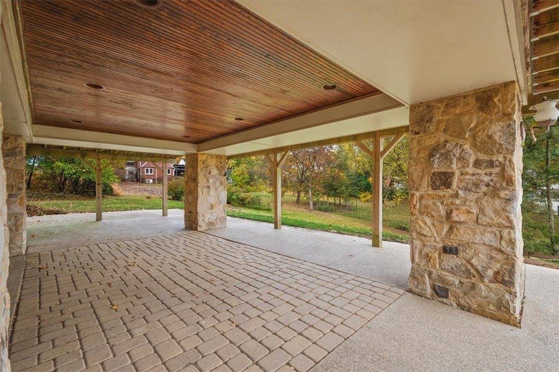 2013 Murdstone Rd, Upper Saint Clair, PA 15241