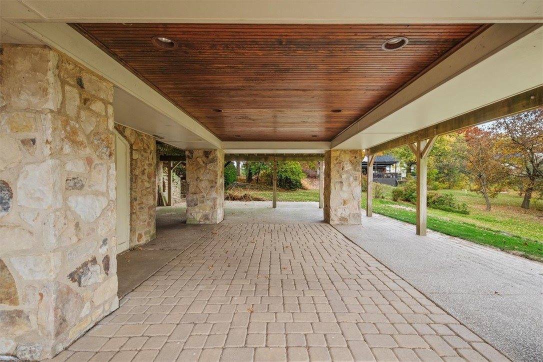 2013 Murdstone Rd, Upper Saint Clair, PA 15241