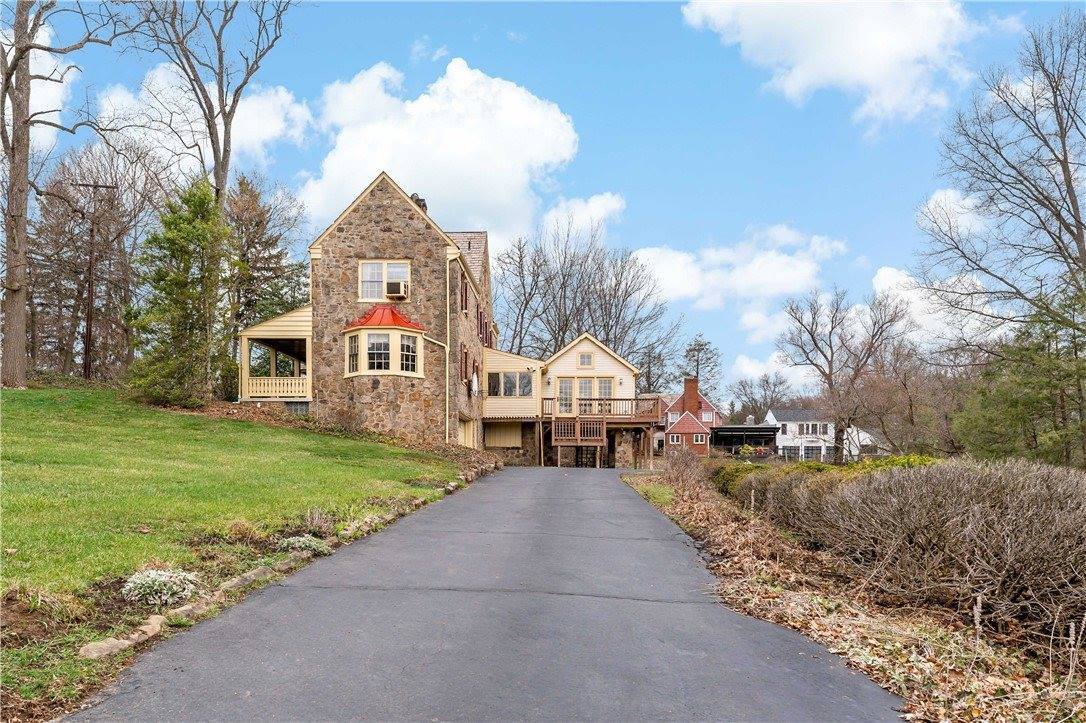 2013 Murdstone Rd, Upper Saint Clair, PA 15241