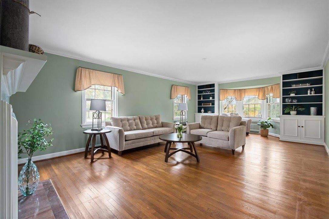 2013 Murdstone Rd, Upper Saint Clair, PA 15241