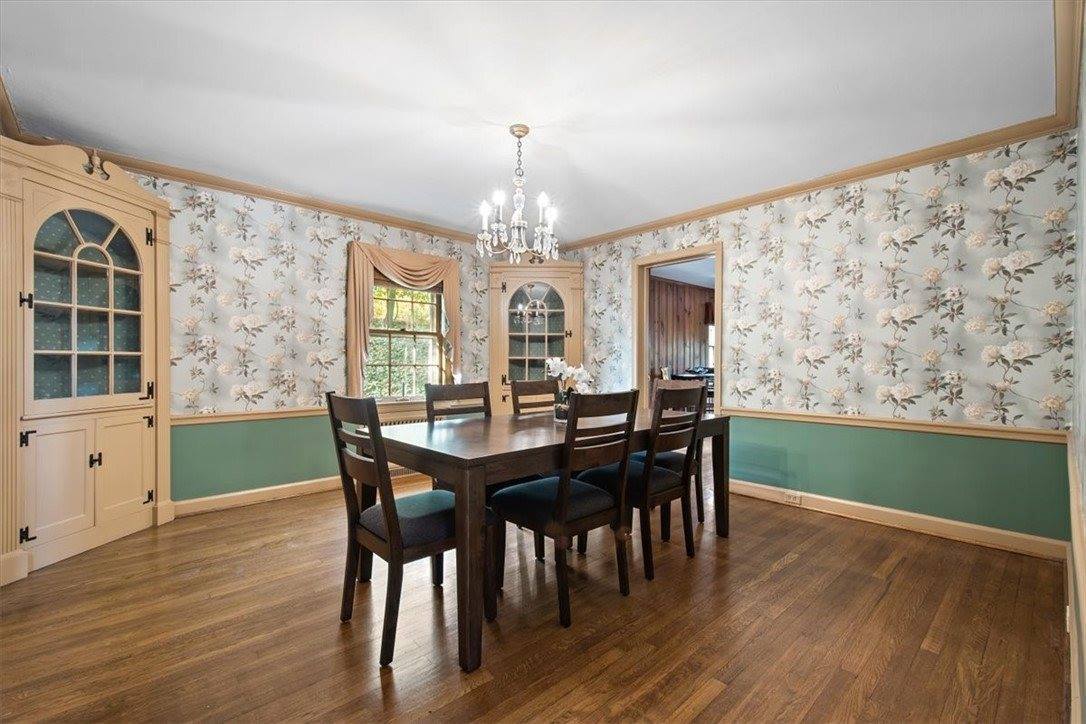 2013 Murdstone Rd, Upper Saint Clair, PA 15241