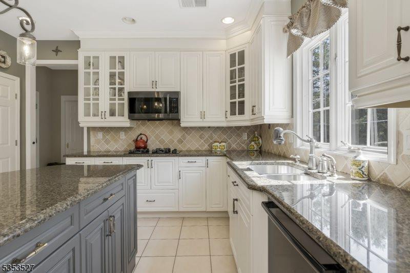 41 Briarwood Drive East, Warren Township, NJ 07059