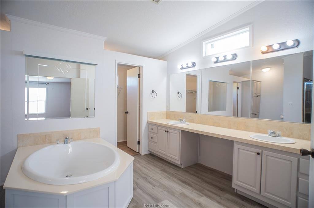 5511 Mesquite Meadow Lane, Bryan, TX 77808