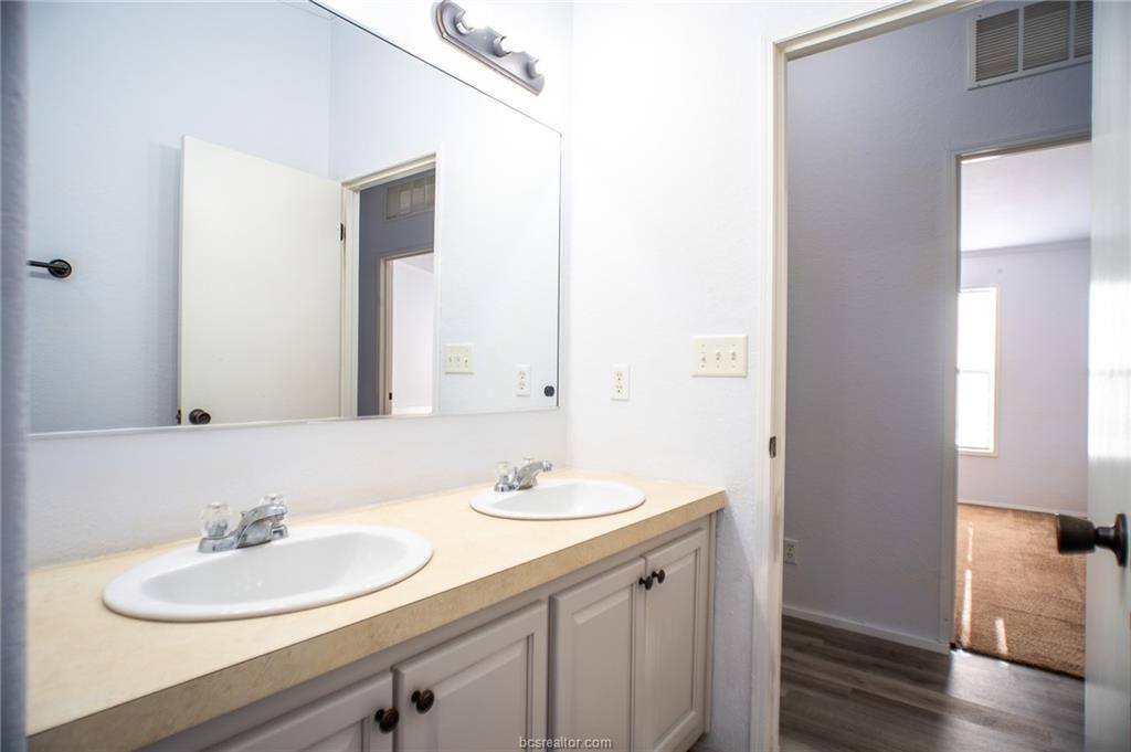 5511 Mesquite Meadow Lane, Bryan, TX 77808