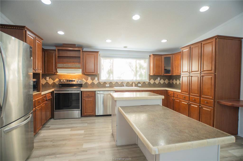 5511 Mesquite Meadow Lane, Bryan, TX 77808