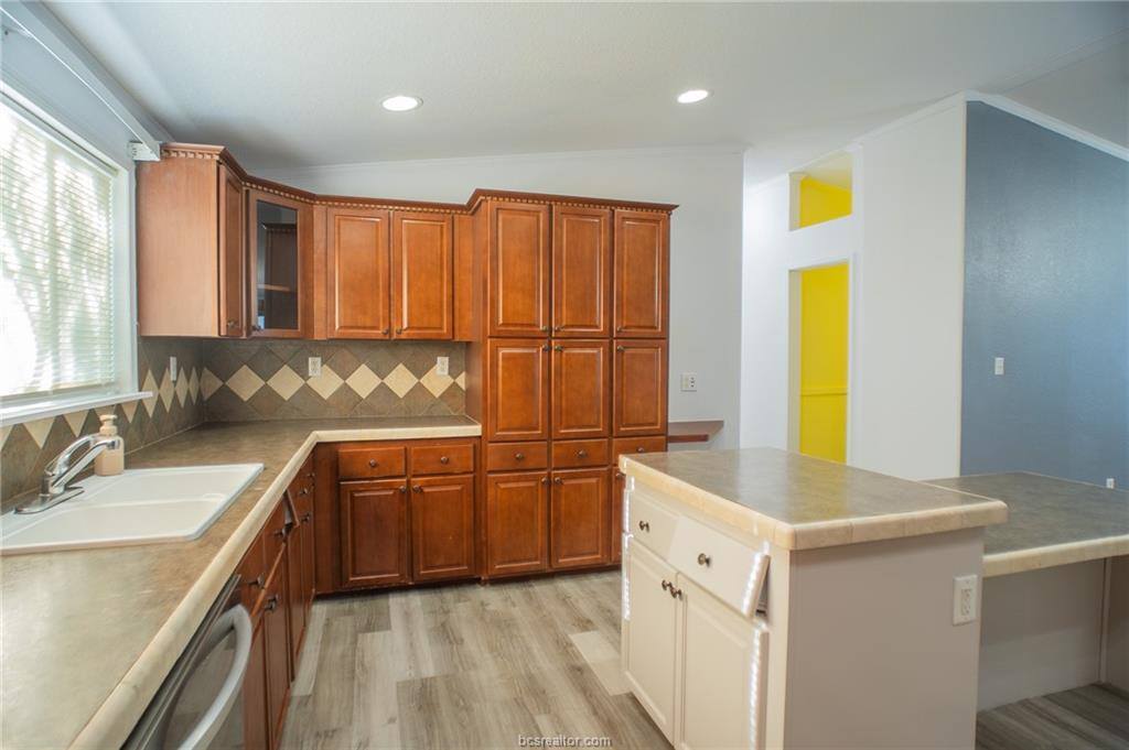 5511 Mesquite Meadow Lane, Bryan, TX 77808