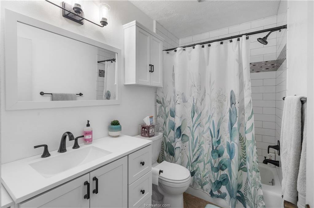 4008 Woodbriar Drive, Bryan, TX 77802