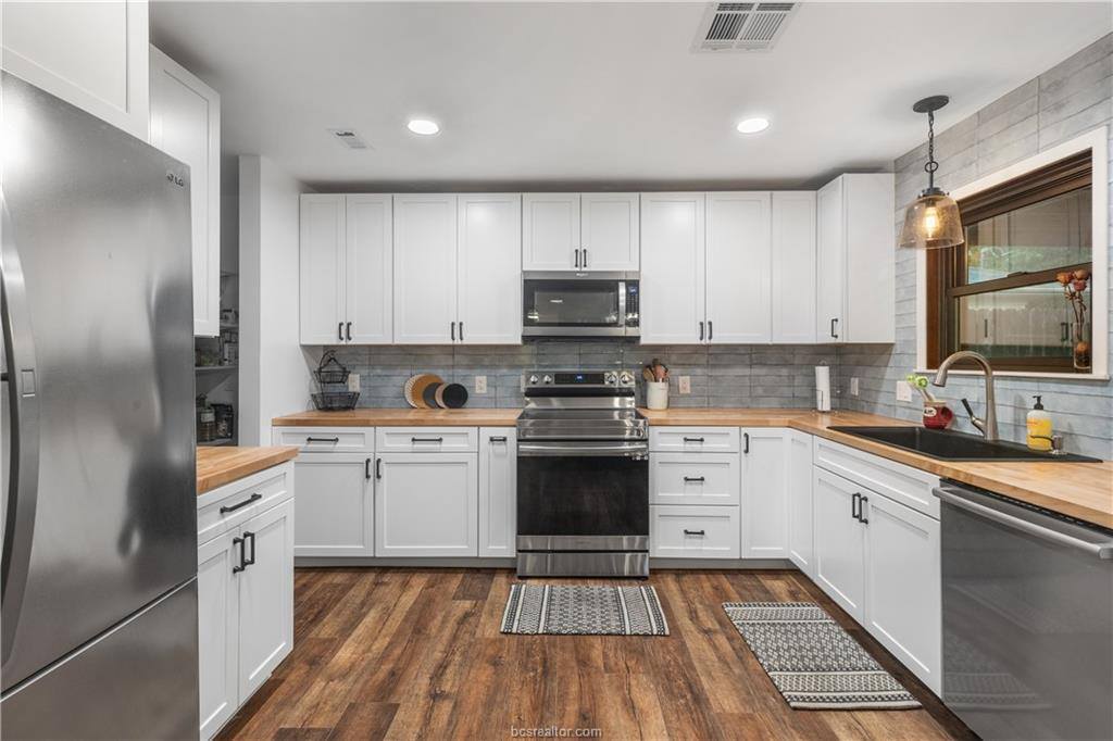 4008 Woodbriar Drive, Bryan, TX 77802