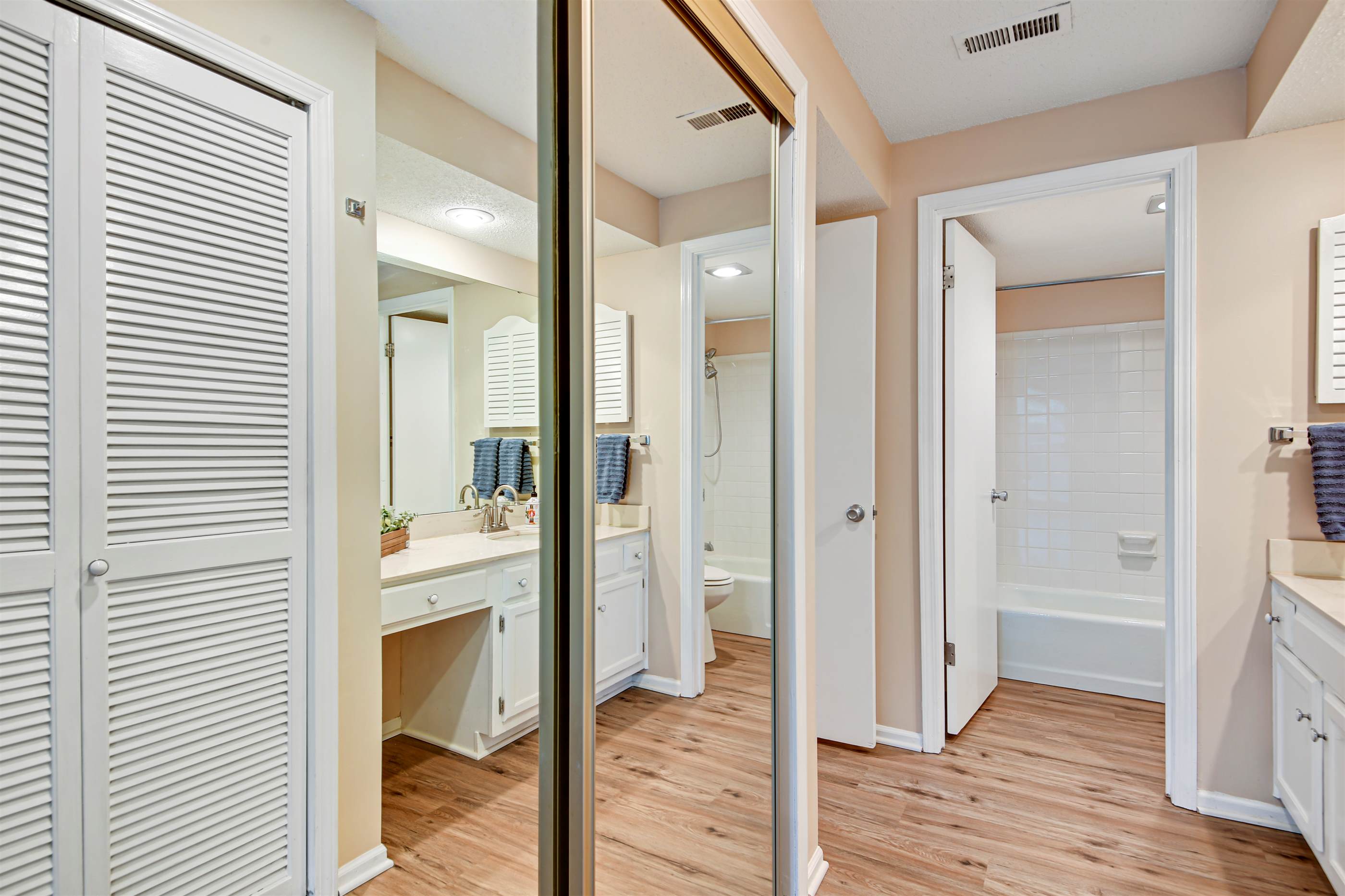 6638 W 109th Street, Unit #B, Overland Park, KS 66211