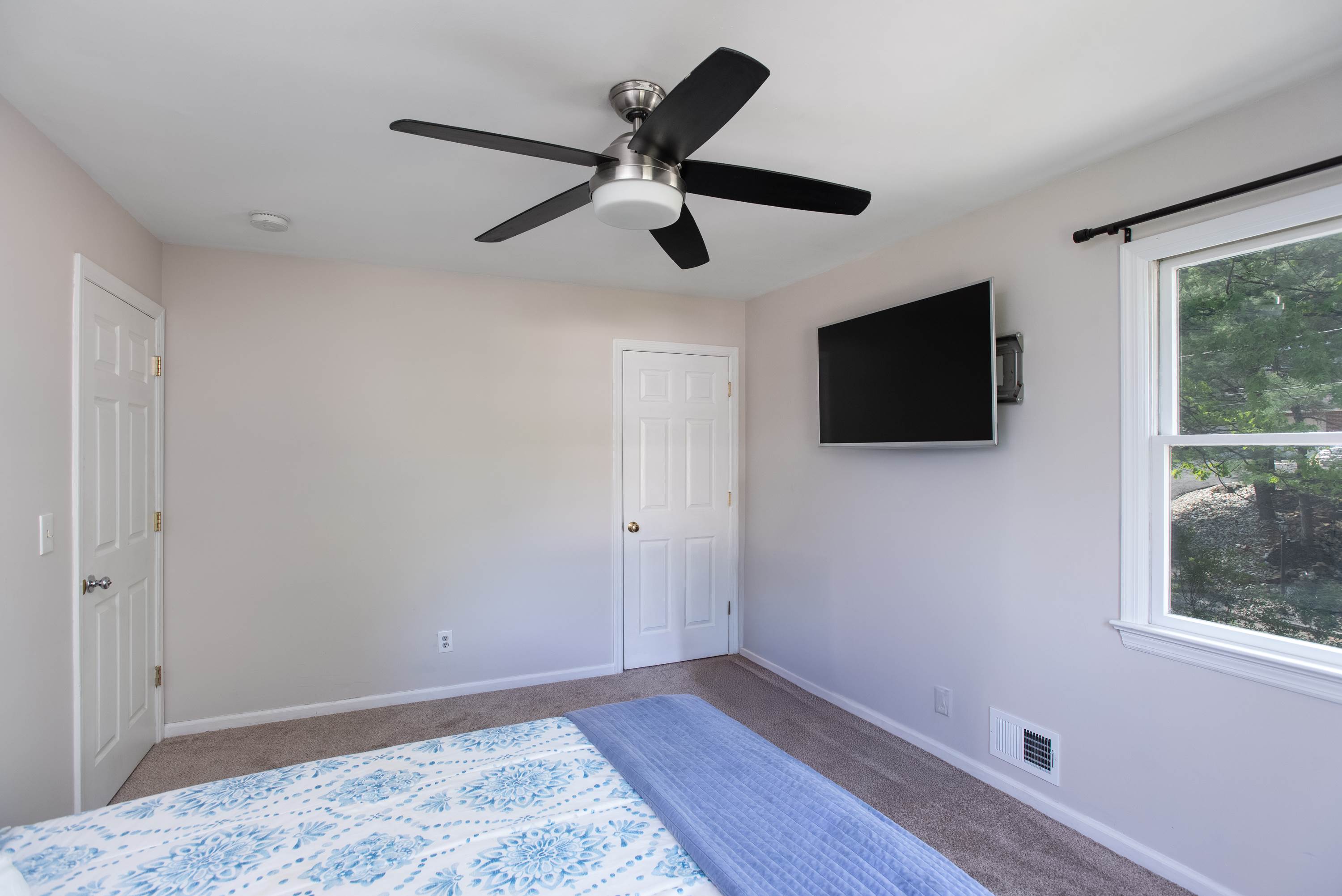 1 Beechwood Ter, Green Brook Township, NJ 08812