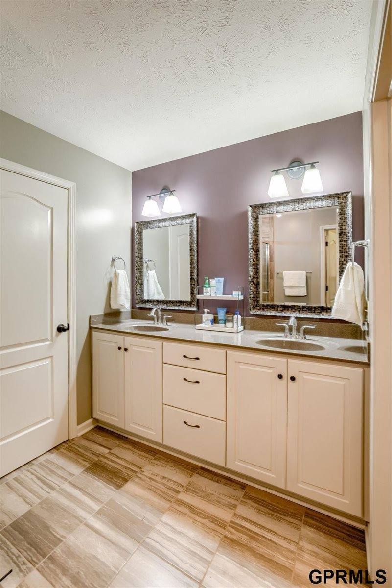 9613 North 150 Avenue, Bennington, NE 68007