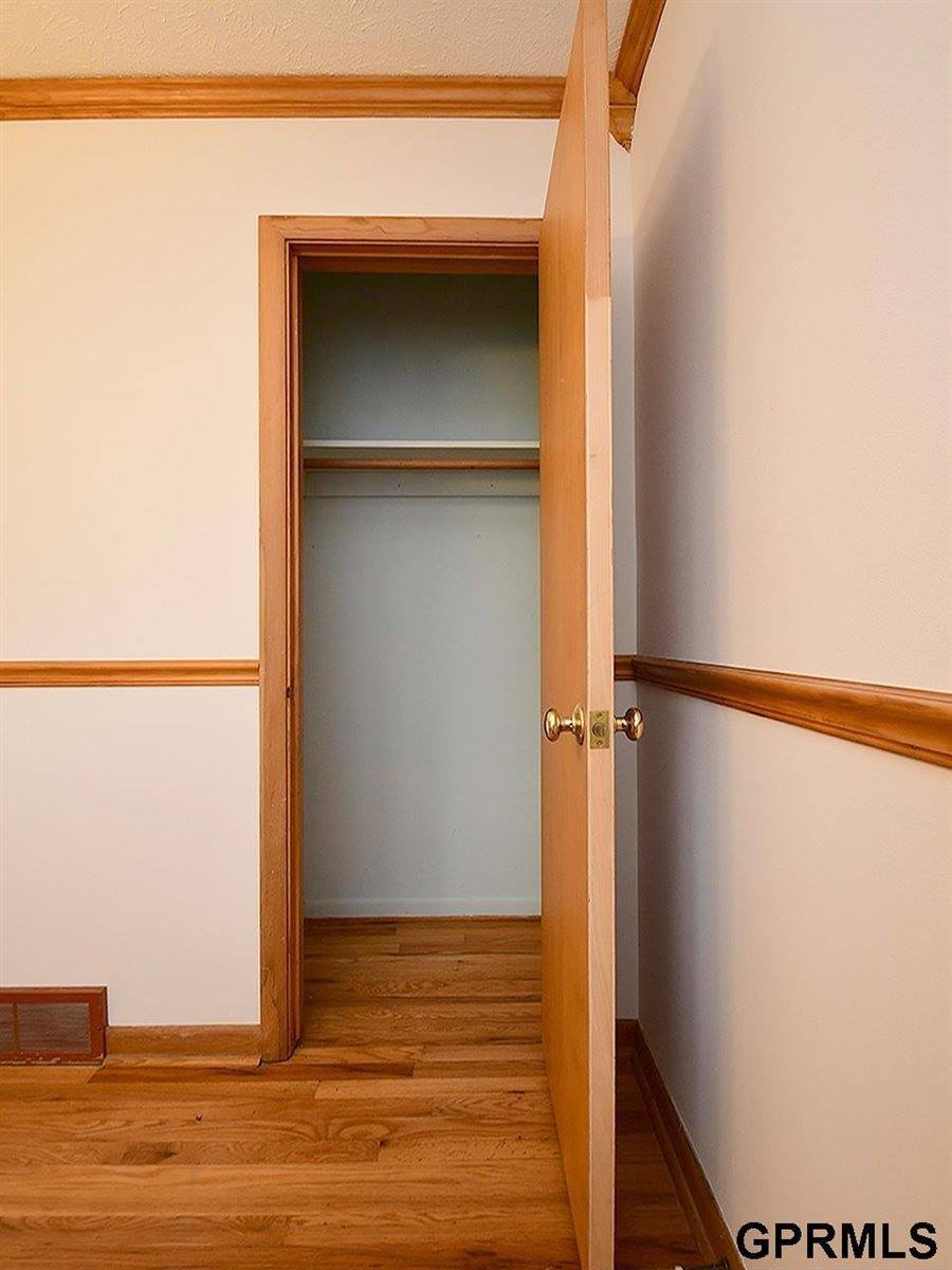 4907 Valley Street, Omaha, NE 68106