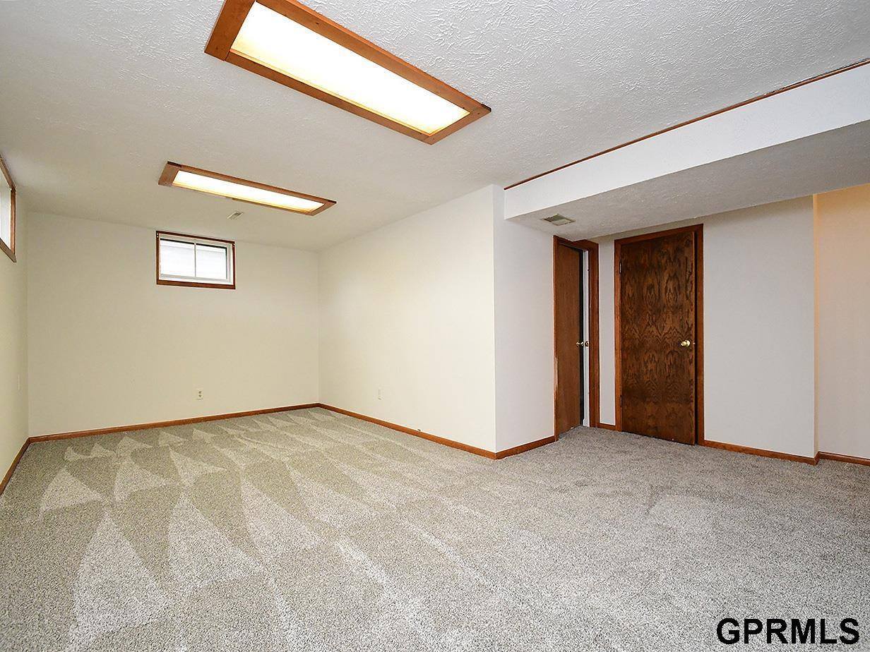 4907 Valley Street, Omaha, NE 68106