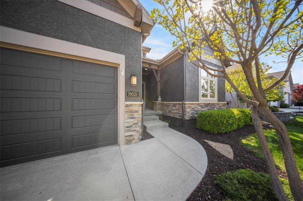 19521 West 100th Street, Lenexa, KS 66220
