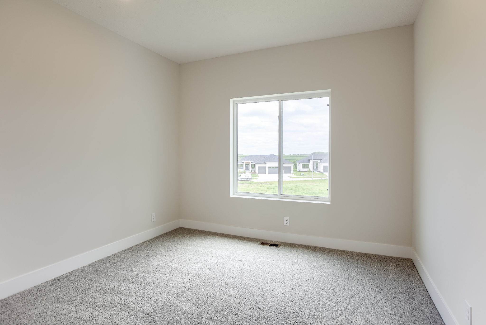 5725 North 196 Street, Elkhorn, NE 68022