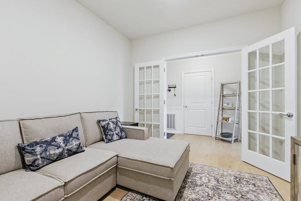 3303 Pennington Dr, Walpole, MA 02081